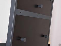 Detail der drei Kleiderhaken, die immer passend zur Metallstruktur mitgeliefert werden 