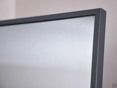 Detailansicht des Eisenfarben lackierten Metallrahmens und des Rauchspiegels