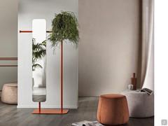 Die lackierte Metallstruktur ist in mehreren Farben erhältlich und trägt eine 160 cm hohe Ganzkörperspiegeloberfläche.