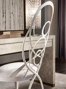 Detailbild der Rückenlehne aus gebogenem Eisen