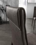 Detailbild der Rückenlehne mit über die Lehne geschlagenem Bezug