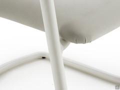 Detailansicht des Untergestells mit tragenden Armlehnen aus Metall des Stuhls Steve Cantilever