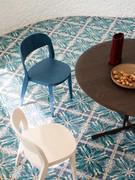 Detail der Minima Stühle in Bluette und Weiß gebeizter Esche