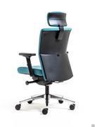 Detailansicht der Rückenlehne des schwarzen Kunststoffstuhls, kombiniert mit einem Gestell aus glänzendem Aluminium