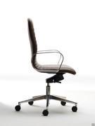 Seitenansicht des Mark-Stuhls mit fortschrittlichem Drehpunkt-Kippmechanismus, der die Neigung der Rückenlehne und die Einstellung der Spannung für maximale Ergonomie ermöglicht