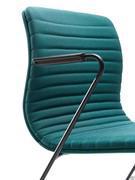 Detailansicht der schlanken Armlehne aus Metallrohr, erhältlich in Schwarz, Weiß oder Chrom mit Auflage aus schwarzem Polypropylen