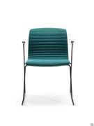 Vorderansicht des Besucherstuhls Mark mit Kufen Gestell und Armlehnen