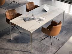 Rhonda Drehsessel von Cattelan mit Lederbezug, kombiniert mit Boulevard-Tisch mit Keramikplatte in einem Studio/Büro-Kontext