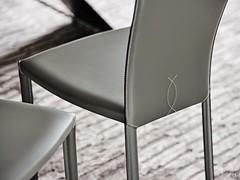 Detail der Ziernaht am unteren Teil der Rückenlehne, Detail der Nina-Stühle von Cattelan