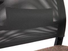 Detail der Lendenwirbelstütze im Innern der Netzrückenlehne, die dank der beiden unteren Hebel in der Höhe verstellbar ist.