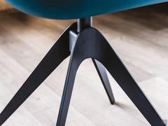 Detail des Vierspeichen-Sitzes aus schwarzem, geprägtem Metall