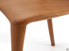 Carmen Stuhl in Eiche Vintage, Detail der Verbindung zwischen geformtem Sitz und Massivholzbein
