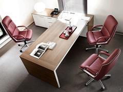 Bürosessel mit gepolsterten Armlehnen Kiruna in der Version für Führungskräfte und Mitarbeiter