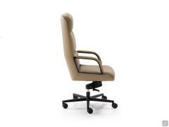 Büro-Chefsessel Kiruna mit Schwenkmechanismus mit vorderem Drehpunkt, der es ermöglicht, die Rückenlehne in verschiedenen Positionen zu arretieren.