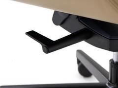 Detailansicht des Hebels zur Einstellung der Sitz- und Rückenlehnen Position