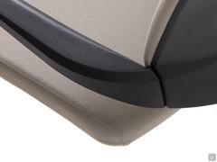 Detail der schwarz lackierten Metallarmlehne mit schwarzem Polyamid-Träger