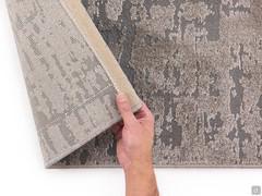 Detail der Rückseite des Cortina-Teppichs, sorgfältig gestaltet in Farben und Material