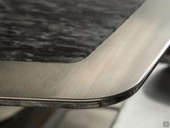 Detail der Metallkante des Rodin-Tisches von Cantori, in der Version mit Holzplatte