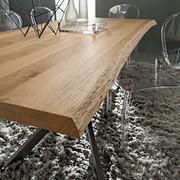 Detail der Holzplatte aus entrindeter Natureiche essence