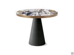 Saturno Bistrotisch von Cattelan mit einer Platte aus Makalu-Keramikstein mit poliertem Marmor-Effekt, schwarzem geprägtem Metallgestell und gebürsteter Bronzekante