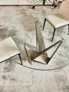 Runder Tisch Skorpio mit Klarglasplatte und gerilltem Metallgestell aus Titan