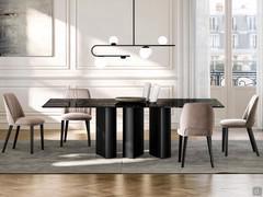 Elegante Farb- und Materialkombination aus Metallfuß und Marmorsteinplatte