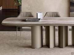 Großzügige Formen und edle Materialien. Keramikplatte Matt Silver Root, lackierte Unterseite und Sockel aus lackiertem Titan