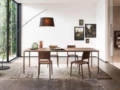 Tisch Belem mit Vintage-Atmosphäre, perfekt abgestimmt auf die Stühle Carmen aus der gleichen Kollektion, komplett aus massiver Eiche, Nussbaum oder lackiert