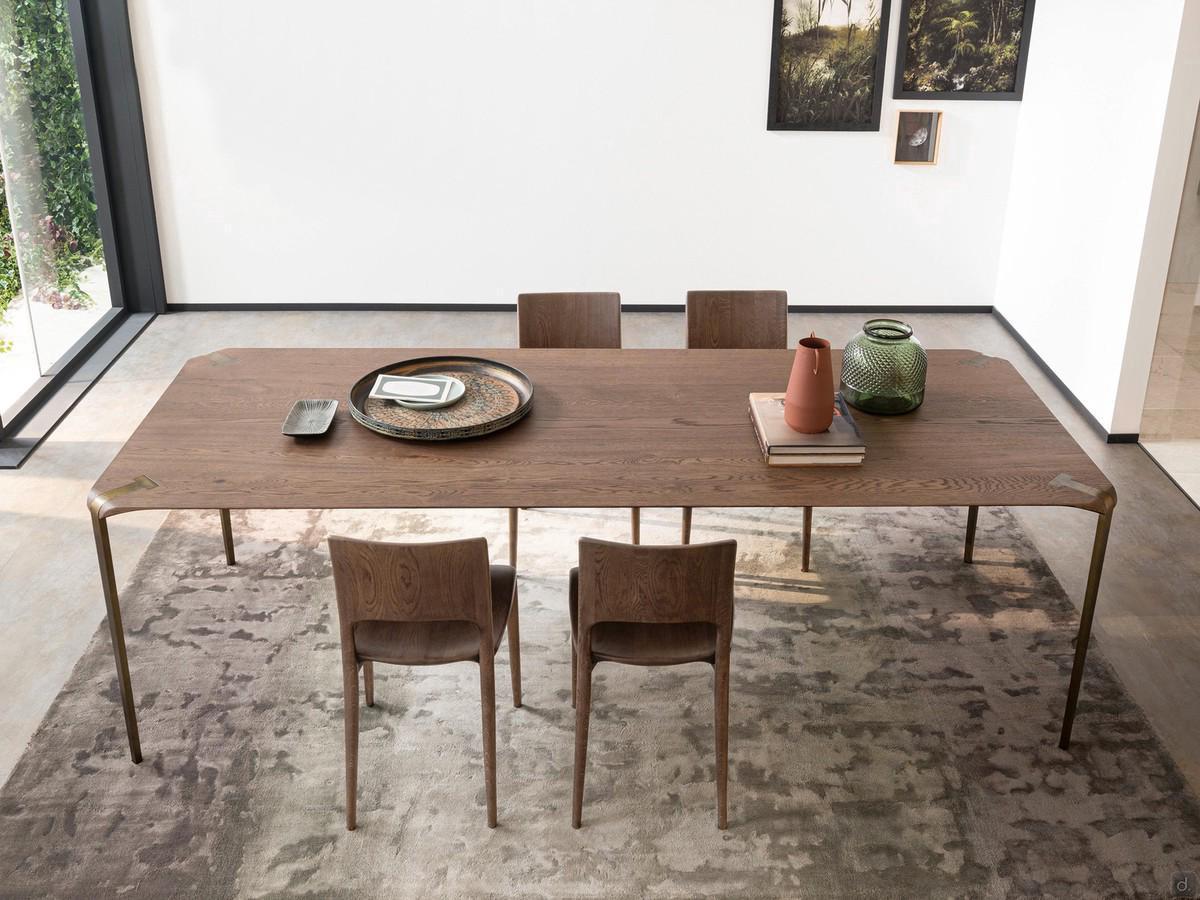 Belem Tisch im industriellen Schick im festen rechteckigen Format 250 x 100 cm aus massiver, kaffeefarben gebeizter Eiche mit Beinen aus bronzefarben oxidiertem Metall