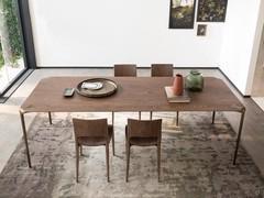 Belem Tisch im industriellen Schick im festen rechteckigen Format 250 x 100 cm aus massiver, kaffeefarben gebeizter Eiche mit Beinen aus bronzefarben oxidiertem Metall