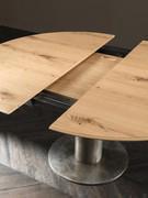Klappbares Verdeckverlängerungssystem mit einem einzigen 60 cm langen Auszug in der Mitte unter dem Verdeck. Die beiden ausziehbaren Modelle beginnen bei 125 und 147 cm und erreichen eine maximale Auszugslänge von 185 bzw. 207 cm