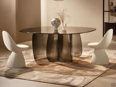 Quadratischer Tisch Lens mit einer Seitenlänge von 160 cm und dreifachem Untergestell aus gebogenem Glas. Hier in der Ausführung Bronze-Glas.