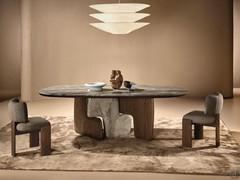 Skulpturaler Arden-Design-Tisch, geprägt von geformten Profilen und einem Materialmix aus Holz und Marmor