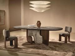 Skulpturaler Tisch mit Beinen im Arden-Design, hier mit Holz- und Marmorsockel und passender Marmorplatte mit Holzkante