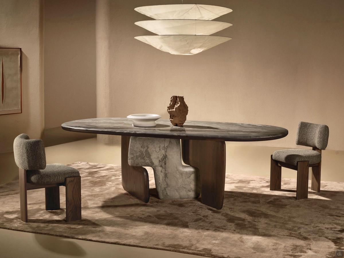 Skulpturaler Tisch mit Beinen im Arden-Design, hier mit Holz- und Marmorsockel und passender Marmorplatte mit Holzkante