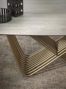 Detail der Platte aus weißem Travertin-Feinsteinzeug und mattgold lackiertem Metallrohrrahmen V020P