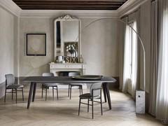 Geformter Tisch mit Beinen aus massiver Esche Cardinal, hier mit Platte und Gestell in der gleichen Farbe vorgeschlagen