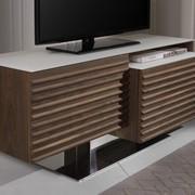 Detail der Struktur des TV-Möbels mit lackierter Glasplatte