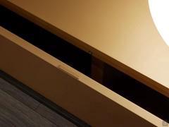 Detail des Minimal-Griffs, Standardöffnung an den Fronten des Columbus TV-Stands und passend zum Rahmen lackiert