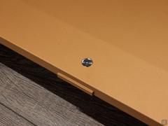 Detail der vollständig geöffneten Klappe, an der ein kleiner Magnet angebracht ist, um sicherzustellen, dass die Front perfekt schließt