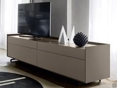 Lackierter TV-Ständer mit Holzrahmen Columbus und geformtem Sockel. Der abgebildete Fernseher hat eine Bildschirmdiagonale von 60 Zoll und steht auf einem 242 cm breiten Möbelstück.