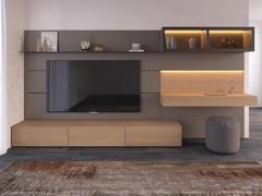 Wohnwand Zusammensetzung Replay 07, komplett mit Klapptüren fächern, Boiserie-Paneelen, Vitrine und hängendem Schreibtisch mit farblich abgestimmter Rückwand