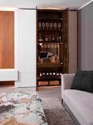 Lounge-Garderobensäule aus geräuchertem Bronzeglas, die sich mit der separat erhältlichen Lounge-Innenausstattung in einen eleganten Barschrank verwandelt