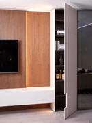 Lounge-Hochschrank mit „auskragender” Tür, die sich bei hängenden Unterschränken öffnen lässt