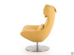 Detail of the lateral proportions of the armchair