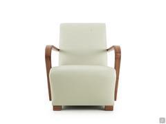 Dallas armchair upholstered and covered in natural full-grain leather, with Canaletto walnut arms and feet