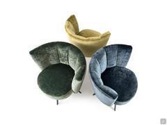 Detail of the round seat enclosed by the shell-shaped, curved and quilted backrest