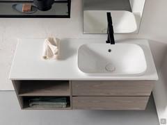 Psyche bathtub off-centre to the right, available on 105 or 120 cm wide Atlantic base models