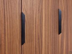 Black handles code 690 arranged vertically on the columns of the Oasis L07 laundry composition