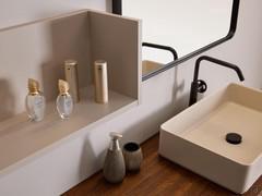 Good storage capacity thanks to the large modularity, and great versatility of combination thanks to the many finishes on offer 